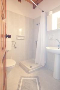 y baño con lavabo, aseo y ducha. en Hotel Korakakis Beach, en Finikounta
