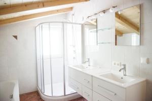 een badkamer met een wastafel en een spiegel bij Bauernhof Entalhof in Finkenberg