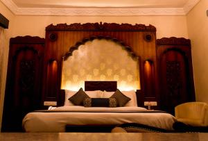 Pratap Mahal Pushkar IHCL SeleQtion客房内的一张或多张床位