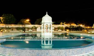 Pratap Mahal Pushkar IHCL SeleQtion内部或周边的泳池