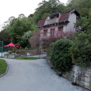 ein Haus am Straßenrand in der Unterkunft Guesthouse Ema in Banja Luka