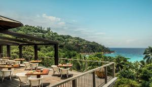 - un restaurant avec vue sur l'océan dans l'établissement Four Seasons Resort Seychelles, à Baie Lazare