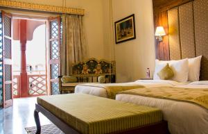 Pratap Mahal Pushkar IHCL SeleQtion客房内的一张或多张床位