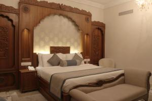 Pratap Mahal Pushkar IHCL SeleQtion客房内的一张或多张床位