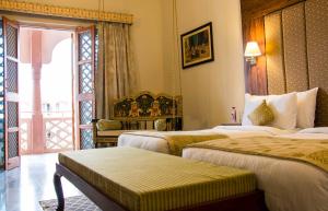 Pratap Mahal Pushkar IHCL SeleQtion客房内的一张或多张床位