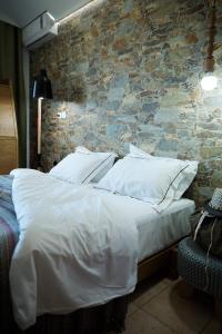 Tempat tidur dalam kamar di Hotel Menel The Tree House- Adults only