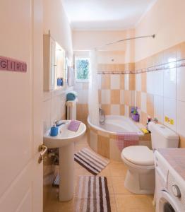 Ett badrum på Pasiphae Holiday Apartments