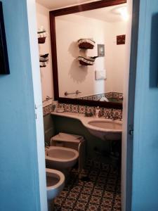 ミノーリにあるCasabluette a Minori - Amalfi coastのバスルーム(トイレ2つ、シンク、鏡付)