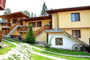 a house with balconies and a yard at Guest House Mavrudieva in Koprivshtitsa