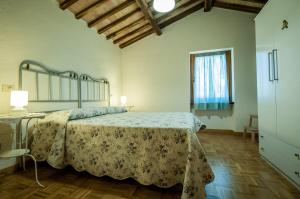 เตียงในห้องที่ Borgo Santa Cristina