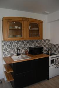 una cucina con lavandino e piano cottura di Ramier a Giverny