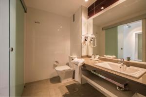 Koupelna v ubytování Hotel Beatriz Playa & Spa