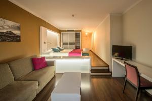 TV a/nebo společenská místnost v ubytování Hotel Beatriz Playa & Spa