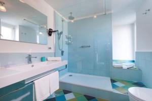 een badkamer met een wastafel, een douche en een toilet bij Estate4home - La Grotta Azzurra in Sorrento