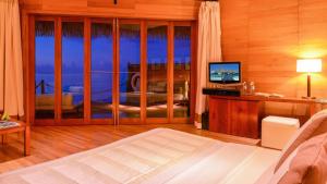 TV a/nebo společenská místnost v ubytování Adaaran Prestige Water Villas - with Dine around Premium All inclusive - 24 hours