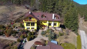 una vista aérea de una casa amarilla en Apartmán u Šárky, en Valaská