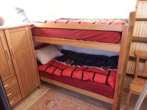 Pokój z łóżkiem piętrowym i 2 łóżkami piętrowymi w obiekcie Luxeriöses Apartment 52 ViraLago w mieście Vira