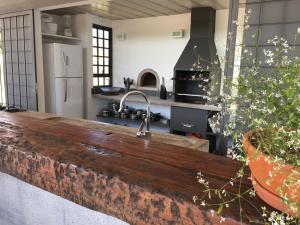 Kuchyň nebo kuchyňský kout v ubytování Latitude Lodge
