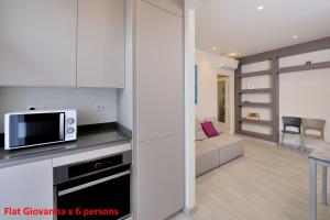 cocina y sala de estar con sofá y microondas en Casa Rimidia FLAT GIOVANNA en Perugia