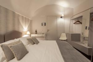 Postel nebo postele na pokoji v ubytování Locanda Don Serafino Historical Boutique Hotel