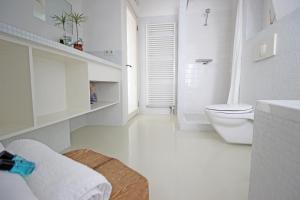 アムステルダムにあるBeautiful 2 floor Vondelpark apartment.のトイレと洗面台を備えた白いバスルーム +13枚の写真