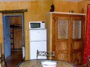 Kuchyň nebo kuchyňský kout v ubytování 1 Chambre piscine commune et 1 Gite piscine privée La Sauvasse