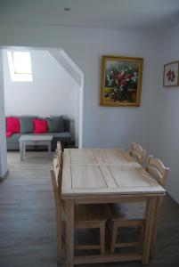 un soggiorno con tavolo e sedie in legno di Ramier a Giverny