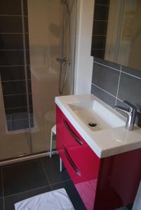 a bathroom with a sink and a shower at Ramier in Giverny