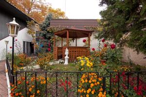 einen Garten mit Blumen vor einem Haus in der Unterkunft Dvoryanskiy Hotel in Dnipro