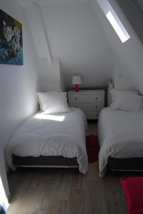 - une chambre avec 2 lits et une commode dans l'établissement Ramier, à Giverny