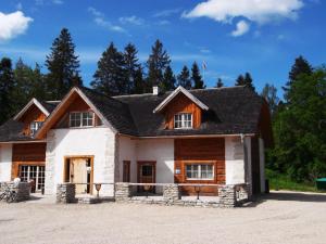 ein Haus mit schwarzem Dach in der Unterkunft Männiaru Puhkemajad BO KA Pubi in Oru