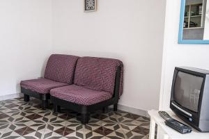 ポンツァにあるPicicco 6のテレビの横の椅子