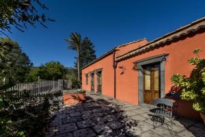 une maison avec un palmier en face dans l'établissement Casa Arrigo, à Linguaglossa