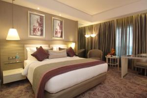 Postel nebo postele na pokoji v ubytování Radisson Hyderabad Hitec City