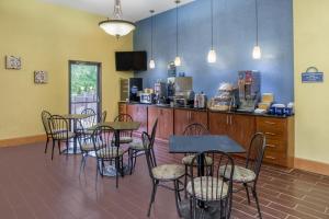Kuchyň nebo kuchyňský kout v ubytování Days Inn & Suites by Wyndham Casey