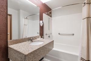 Koupelna v ubytování Days Inn & Suites by Wyndham Casey + 19 fotografií
