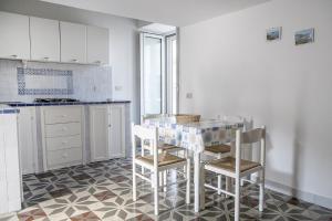 ポンツァにあるPicicco 6のキッチン(テーブル、椅子付)