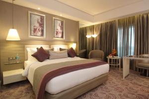 Postel nebo postele na pokoji v ubytování Radisson Hyderabad Hitec City