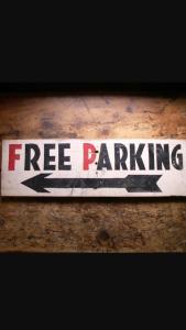 una señal de aparcamiento gratuita sobre una mesa en The Retro Retreat with free parking, en Hastings