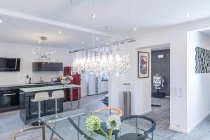 a kitchen and dining room with a chandelier at Design-Studiowohnung Haegestrasse in Gütersloh