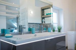 a bathroom with a large sink and a mirror at Design-Studiowohnung Haegestrasse in Gütersloh