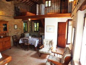 eine Küche und ein Esszimmer mit einem Tisch und Stühlen in der Unterkunft Agriturismo La Casa della Lavanda - Il Casale in Monte San Vito