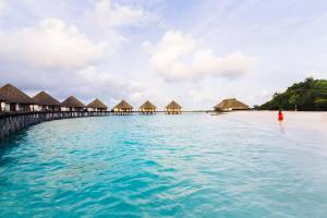 Bazén v ubytování Adaaran Prestige Water Villas - with Dine around Premium All inclusive - 24 hours nebo v jeho okolí