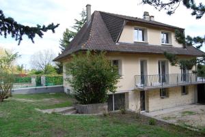 an old house with a balcony and a yard at Ramier in Giverny