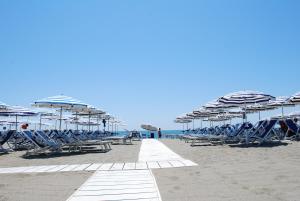 マリネッラ・ディ・サルザーナにあるAffittacamere Ambraの浜辺の椅子・傘