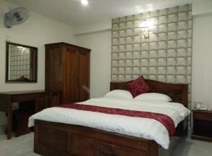 Postel nebo postele na pokoji v ubytování Huy Hoang 1 Hotel - Tân Bình
