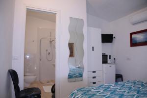 マリネッラ・ディ・サルザーナにあるAffittacamere Ambraのベッドルーム1室(ベッド1台付)、バスルーム(シャワー付)が備わります。