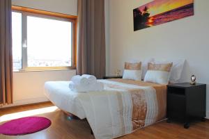een hotelkamer met een bed met handdoeken erop bij Trindade Oporto Apartments Group in Porto