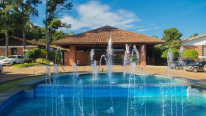 uma fonte de água em frente a um gazebo em Hotel Colonial Iguaçu em Foz do Iguaçu