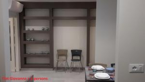 - une salle à manger avec deux chaises et une table dans l'établissement Casa Rimidia FLAT GIOVANNA, à Pérouse